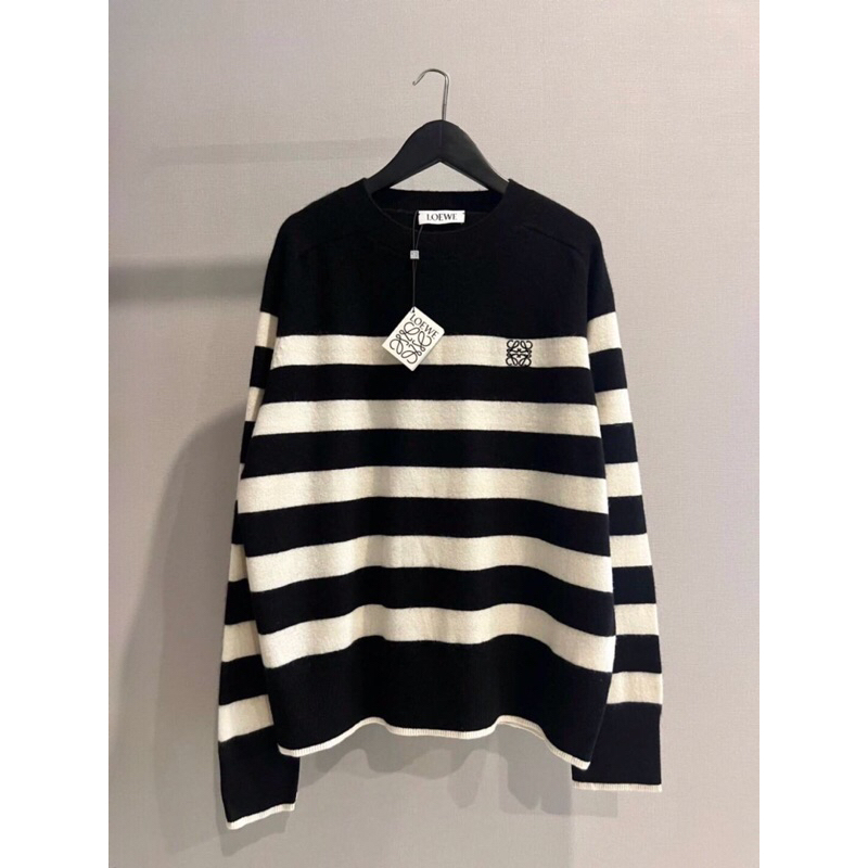 เสื้อสเวตเตอร์ไหมพรมแขนยาว Loewe Striped Embroidered Logo Knitted Sweater (สีดำ)