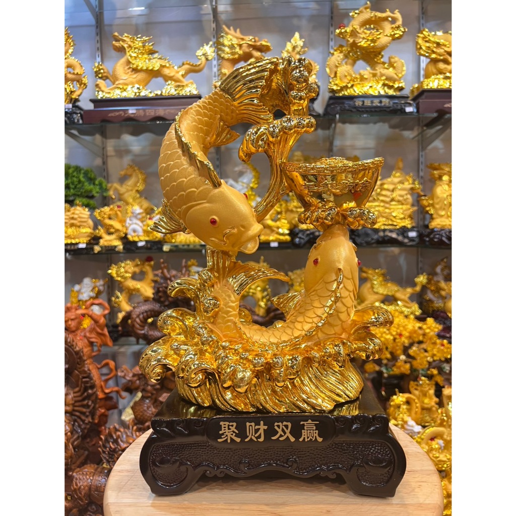 ปลามงคลจีน ปลาหลีฮื้อคู่ ชูก้อนทอง อยู่บนคลื่น เลข8 ฐานไม้ เรซิ่นพ่นทรายทอง ปลามงคล สูง 16 นิ้ว