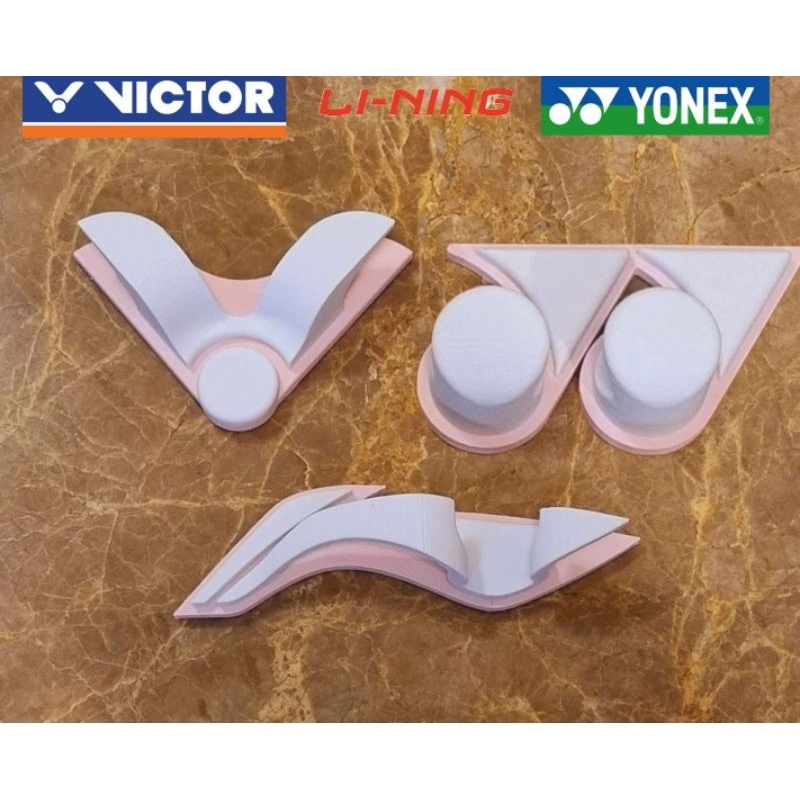 (พร้อมส่ง 1 คำสั่งซื้อ ส่ง 2 ชิ้น) ตะขอรูปโลโก้ 3D (สีชมพู ) สำหรับแขวนไม้แบด