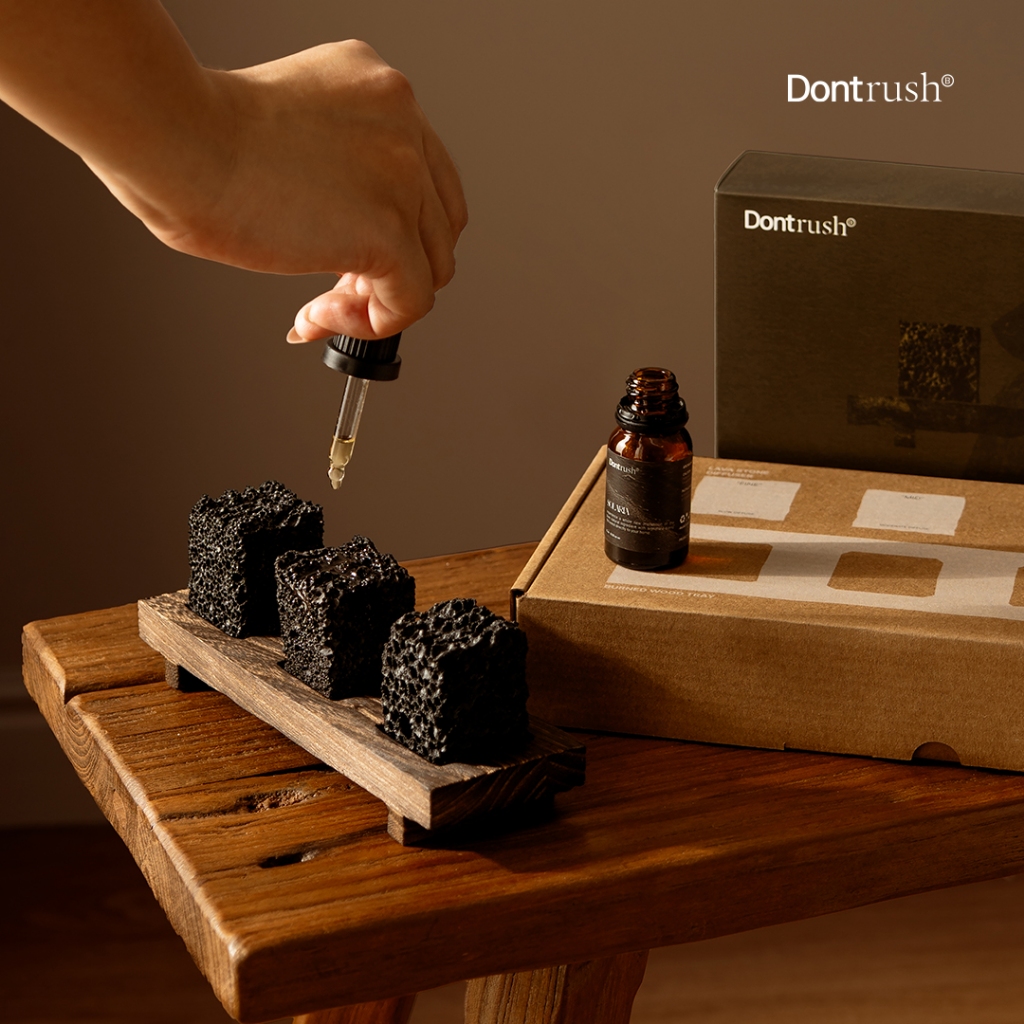 Dontrush เซ็ตหินหอมลูกบาศก์บนถาดไม้หลุม - "CUBE" LAVA STONE DIFFUSER WITH ESSENTIAL OIL