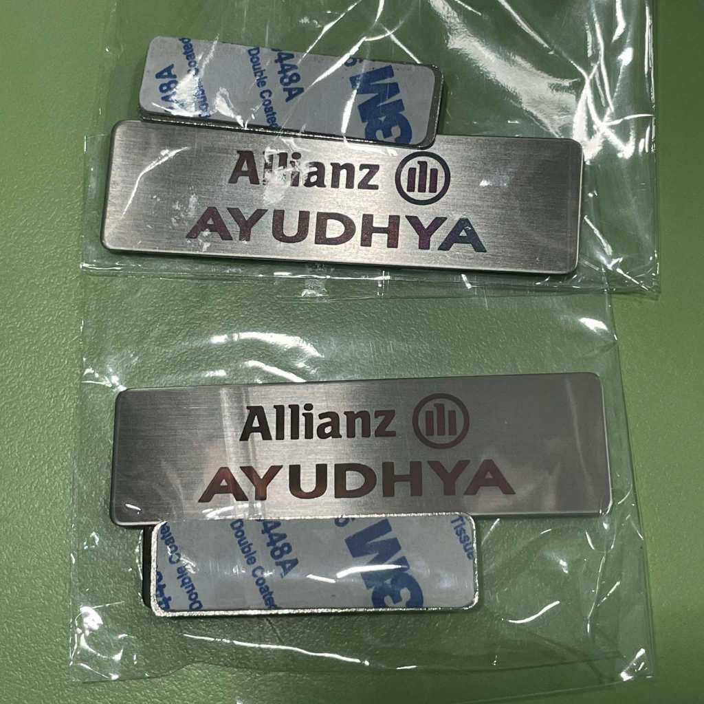 ป้ายชื่อ โลโก้ อลิอันซ์ อยุธยา LOGO Allianz Ayudhya เข็มกลัดแม่เหล็ก แผ่นโลหะสีเงิน ลายสีดำ 70x20 มม.