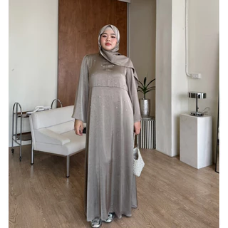 (D31) Heartmade—Zinnia dress🤍✨(ชุดเดรสซาตินแต่งคริสตัลพร้อมผ้าคลุม)