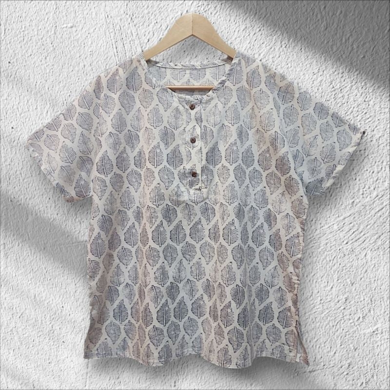 เสื้อแขนสั้น คอกลม กระดุมหน้า ผ้าคอตต้อนอินเดีย หน้าอก 44" ยาว 24"