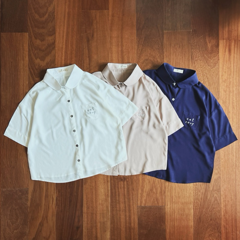 stretching cat button shirt / เสื้อเชิ้ตแขนสั้น ปักกระดุมแมว ผ้านุ่ม