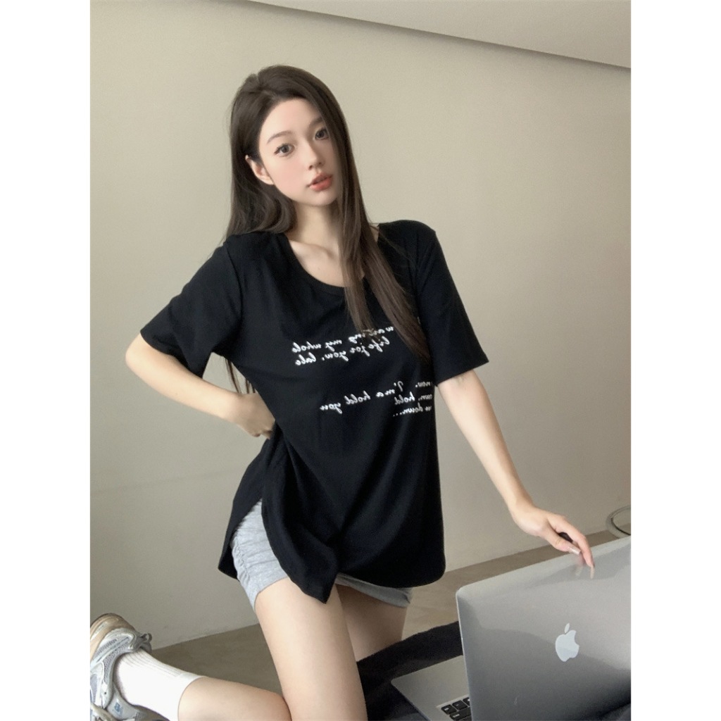 เสื้อยืดแขนสั้นทรงหลวมสไตล์วินเทจอเมริกันสำหรับผู้หญิง รุ่นใหม่ช่วงหน้าร้อน คอวีสีดำ ดีไซน์เก๋ ไหล่ตรง ใส่สบายดูมีสไตล์