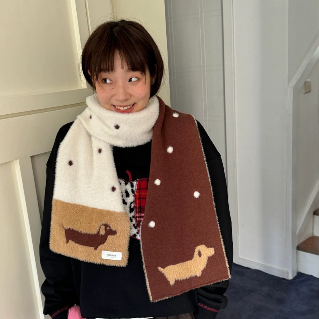 🌭พร้อมส่ง🌭 ผ้าพันคอสีน้ำตาล น้องหมาดัชชุน Dachshund Scraf ใช้ได้ 2ด้าน ผ้าดีหนานุ่ม แมชได้หลายแบบ - รูปที่ 4