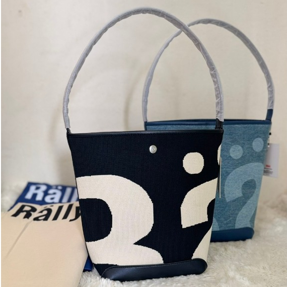 พร้อมส่ง 🔥สีใหม่ new 🔥กระเป๋าทรงถัง Rally  สีดำ และ สียีนส์ ปากกระเป๋า ขนาด 12 นิ้ว สูง 26.5 cm. ฐานกระเป๋าขนาด 17 x 12
