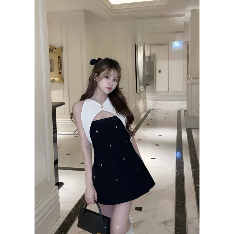 มินิเดรสทูโทนคอวีแขนกุดช่วงบนสีขาวมีกระดุมเม็ดเล็ก ตัวเดรสสีดำ
