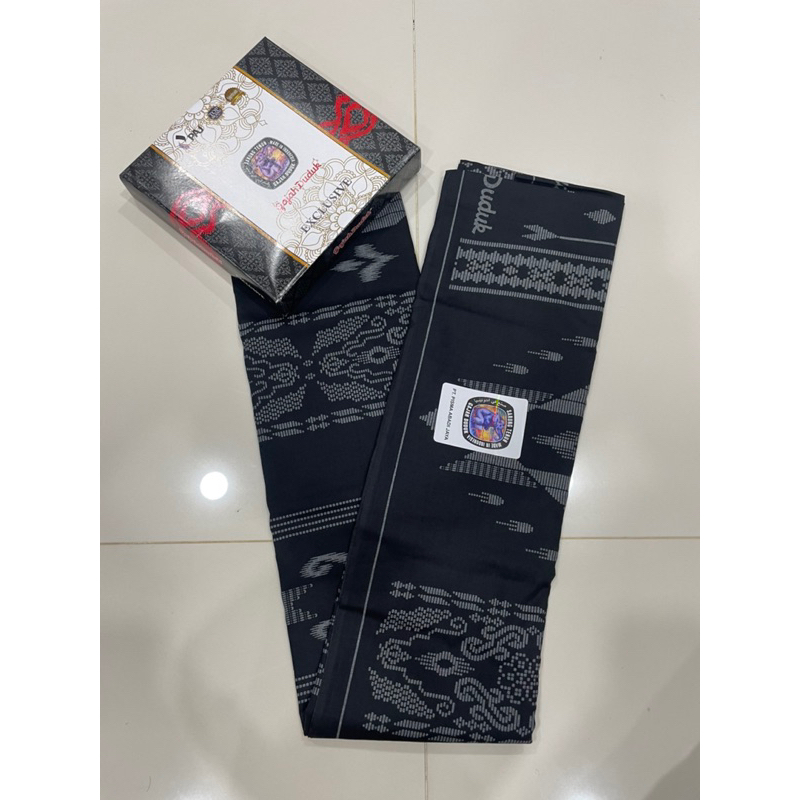 ผ้าโสร่งผู้ชาย Gajah Duduk รุ่น EXCLUSIVE สีดำ ลายสวยๆ ผ้านิ่ม ใส่สบาย