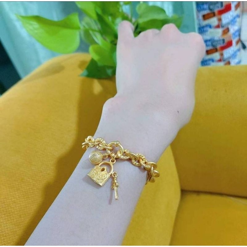 สร้อยข้อมือ โซ่ ห้อยจี้กุญแจ เม็ดบอลตรงกลางน้ำหนัก 1 บาท