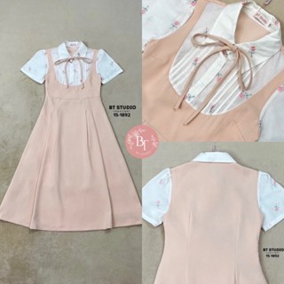 BT  15-1892 ชุดเดรสดีเทลแต่งต่อ คอปกสีขาวแต่งจับจีบกลางอกทั้…