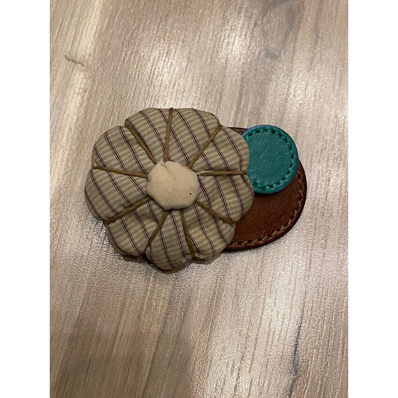 เข็มกลัด MARNI มือ2 ของแท้ 💯% ซื้อจาก shop MARNI ที่ LONDON จะใช้ติดเสื้อ หรือติดกระเป๋าได้ค่ะ