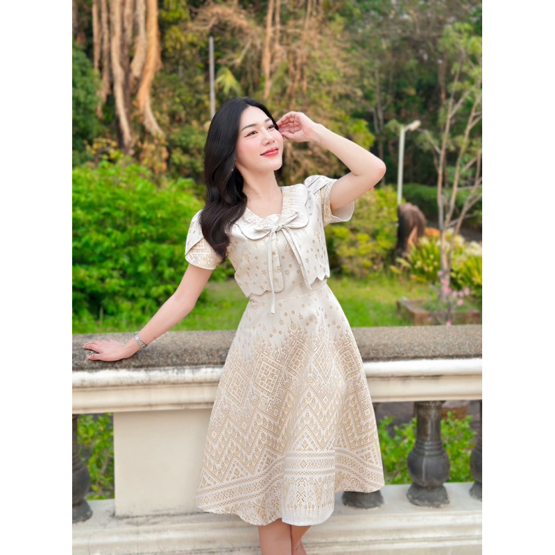 ชุดเดรสสีขาวครีม แต่งกั๊ก แขนกลีบบัว กระโปรงทรงย้วย