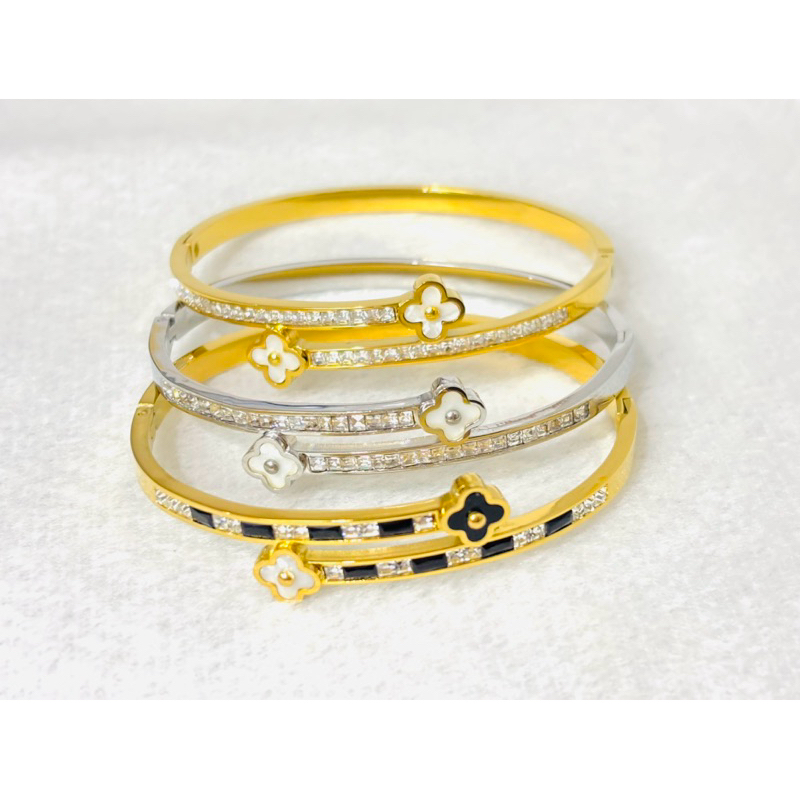 เครื่องประดับ กำไลโคลเวอร์ล้อมจี้เพชร สวยหรูดูแพง