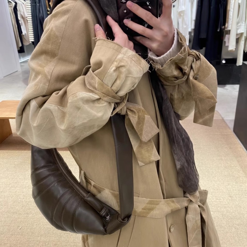 『CHICBAG』Lemaire Croissant Bag Messenger Bag ขนาดทรัมเป็ต ขนาดกลาง กระเป๋าสะพายเดี่ยว กระเป๋าถือ เกี๊ยวแพ็ค