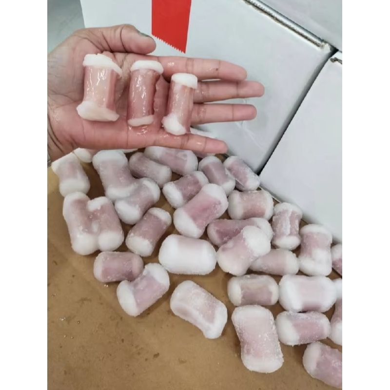 หยวดหมึกหั่น1000กรัมฟรีชแข็งเพื่อความสดของอาหารละลายน้ำแล้วเหลือ600-700กรัมนำไปปรุงอาหารตามต้องการ