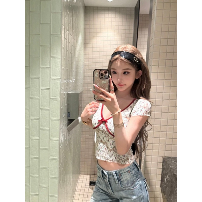 BY IRA (6228) 💥พร้อมส่ง💥 เสื้อครอปแขนสั้นคอวี ติดโบว์ Mini น่ารัก ลวดลายดอกไม้ลูกไม้ เสื้อรัดรูป รัดเอว ตัดขอบ - รูปที่ 2
