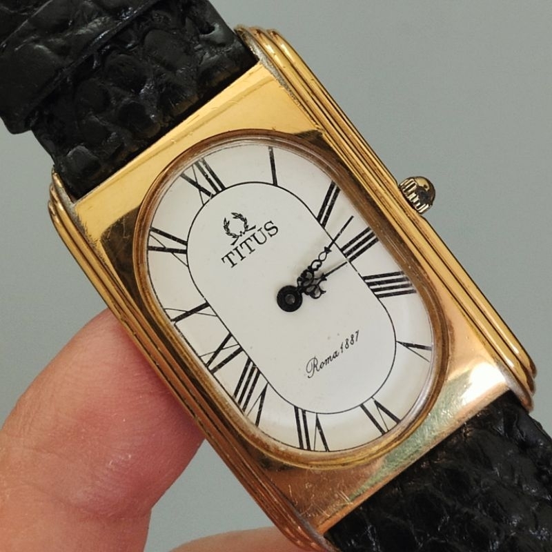 นาฬิกาวินเทจ TITUS Roma 1887 ทรง tank หน้าขาวหลักโรมัน ระบบควอตซ์ ตัวเรือนสีทอง มีถลอก มีรอยจากการใช
