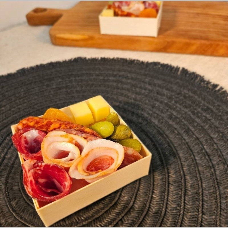 Charcuterie Box Size Small (1 Pax) Lomo, Coppa, Chorizo ชาคูเทอรี่ บ็อกซ์ (1 ที่) เนื้อหมูล้วน และชีสนำเข้าจากฝรั่งเศส