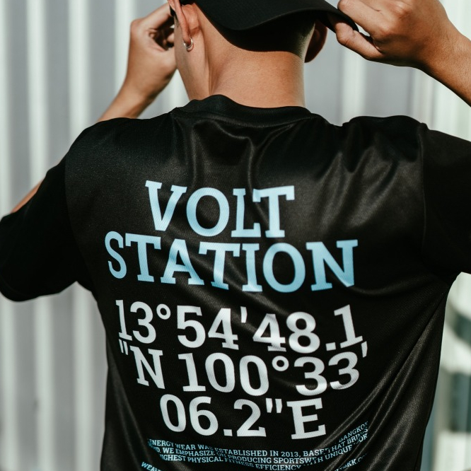 เสื้อยืดสปอร์ตพิมพ์ลาย VOLT – Vector Volt Station Black สีดำ ระบายอากาศดี เสื้อกีฬาแห้งไว เสื้อออกกำ