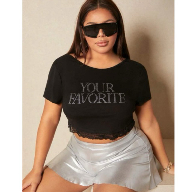 มือ 2 ใส่แค่ครั้งเดียว SHEIN 0XL พลัส เสื้อยืด ครอป พลอยเทียม รูปแบบ ตัวอักษร ขอบลูกไม้