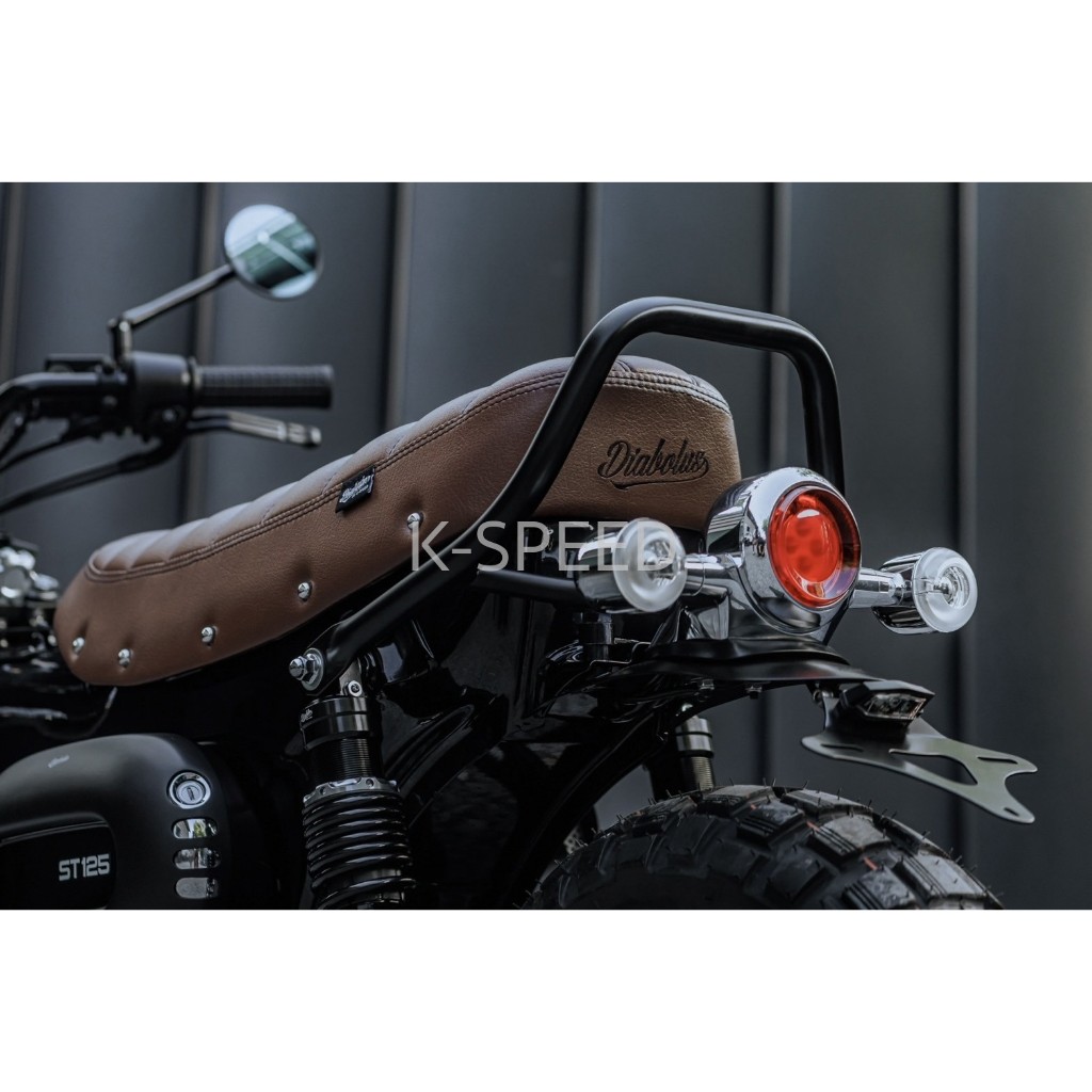 เบาะแต่ง Diabolus for Honda Dax125 สีน้ำตาลลาย สี่เหลี่ยมใหญ่ หมุดข้าง ปัก Diabolus (DX070) - รูปที่ 3