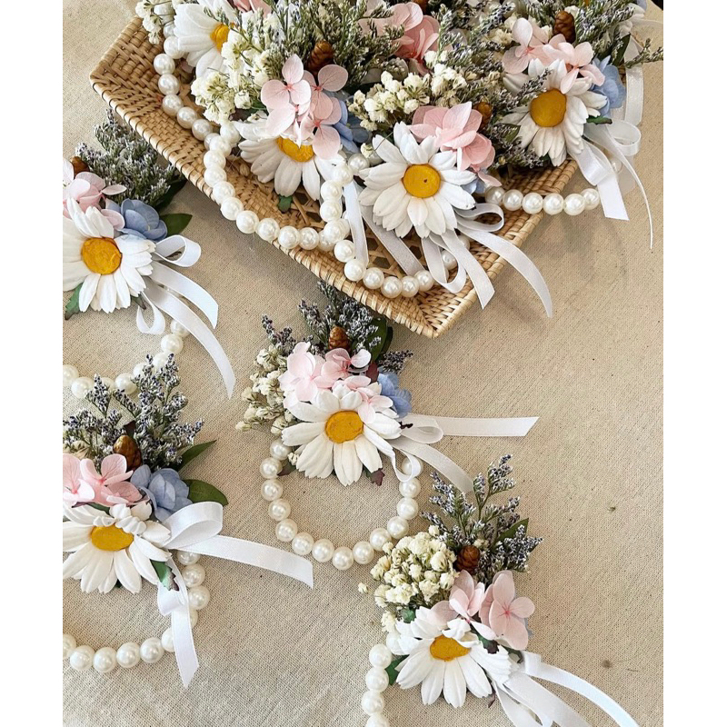 ดอกไม้ผูกข้อมือดอกเดซี่ พาสเทล แบบมุก