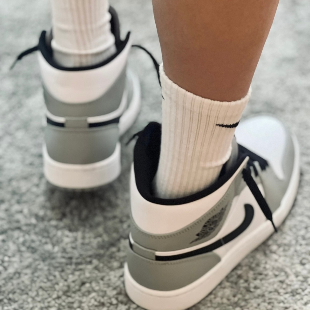 ไนกี้ รองเท้าวิ่ง Nike รองเท้า Air Jordon 1 Low Light “Smoke Grey” รองเท้ากีฬาชายและหญิง รองเท้าผ้าใบ ของแท้ 💯%