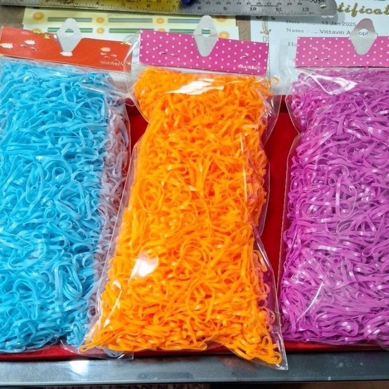 ยาง รัดผม ไซด์กลาง มีสามสี น้ำหนัก 100 กรัม สีหวาน น่ารักดีครับ