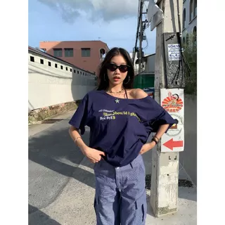 Oversize เสื้อยืดย้อนยุคอเมริกัน เสื้อปาดไหล่ ผ้านุ่ม สวมใส่สบาย สไตล์ลำลอง พิมพ์ลายตัวอักษร เหมาะสำหรับฤดูร้อน แขนสั้น