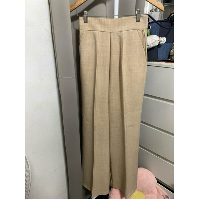 (ส่งต่อ) กางเกงเอวสูง ขายาวทรงกระบอก ซิปหลัง ผ้าสโนว์สีครีม งานป้าย jiffy shop 💛