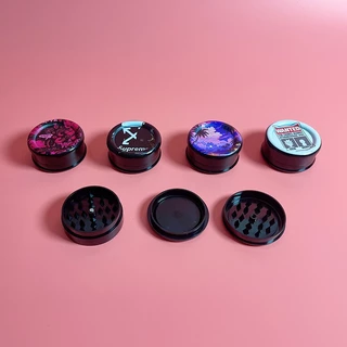 ที่บดสมุนไพรขนาดพกพา ไซส์ 63mm 3ชั้น Grinder รูปแบบ เลือกสีได้ วงกลม ริกและมอร์ตี้ วัสดุพลาสติก