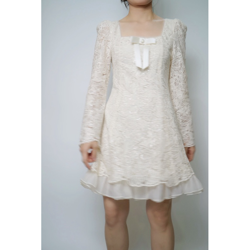 พร้อมส่ง Lavender Brunch Lyra เดรสสั้นลูกไม้ แขนยาวสีครีม