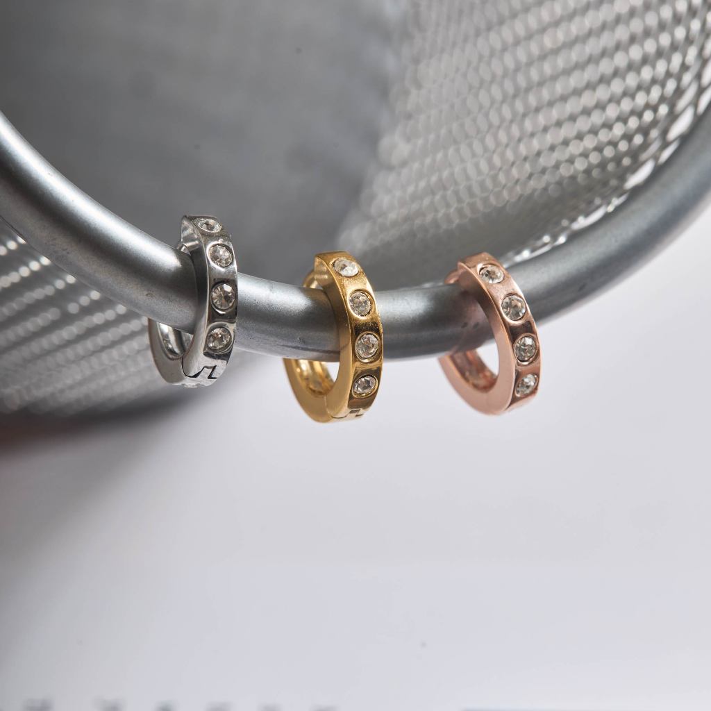 earika.earrings - gemmy hoop ต่างหูห่วงเรียบเพชร วัสดุสแตนเลส (stainless steel) ใส่อาบน้ำได้ เหมาะสำหรับคนแพ้ง่าย