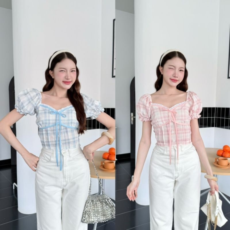 maybeshop🦋เสื้อแขนตุ๊กตาผูกโบว์ตีเกร็ดหน้าตัดขอบแต่งลูกไม้สม็อคหลัง