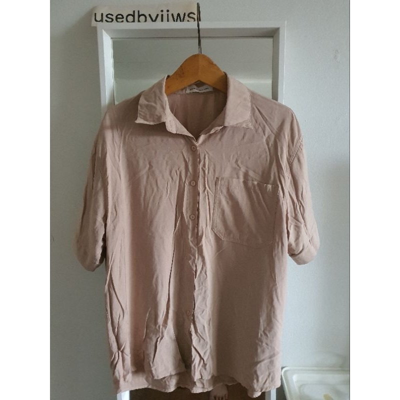 🤎ส่งต่อ🤎 wanwan clothing เสื้อเชิ้ตแขนสั้น นํ้าตาล ผ้าดีมาก ใส่สบาย ด้านหน้ามีกระเป๋าเสื้อ ด้านหลังม