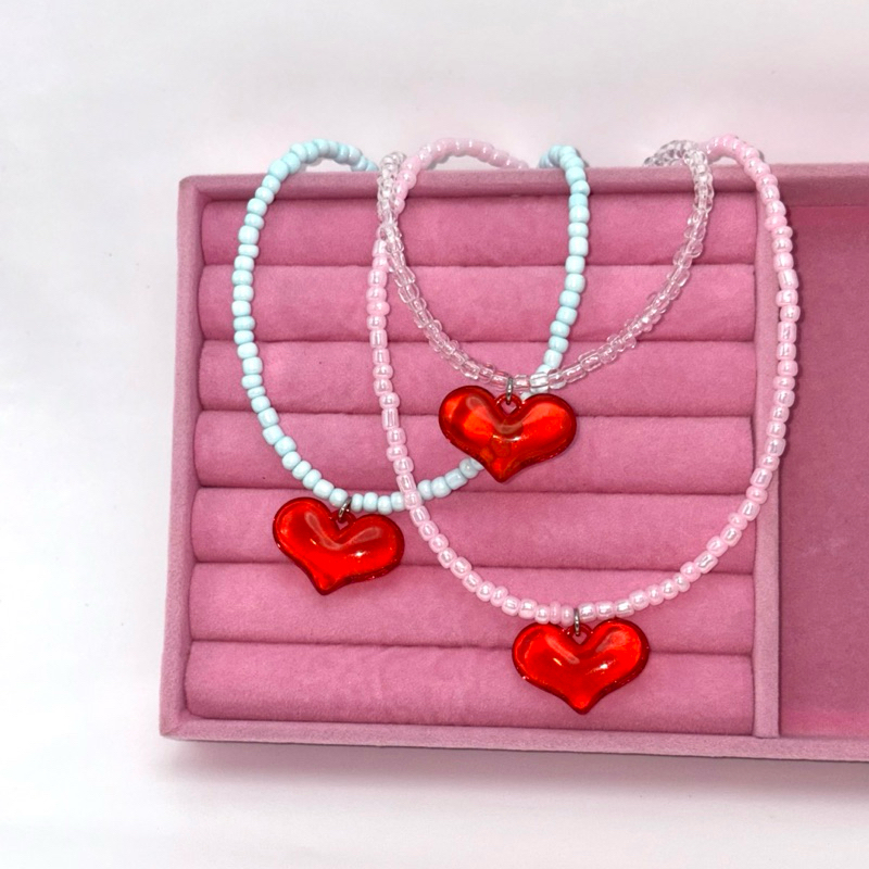 Piing me Necklace | สร้อยคอลูกปัดพร้อมจี้หัวใจสีแดงใส