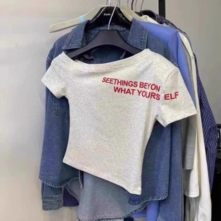 เสื้อยืดเปิดไหล่ เซ็กซี่ใสๆ สไตล์เกาหลี พิมพ์ลาย เข้ารูป เน้นหุ่นผอม เสื้อสั้นแฟชั่น ผู้หญิงฤดูร้อน 2025