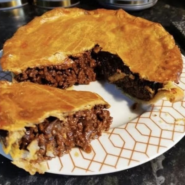 Minced Beef & Onion Pie 250g - โฮมเมด พายเนื้อบดเเละหัวหอม ขนาด 250กรัม.