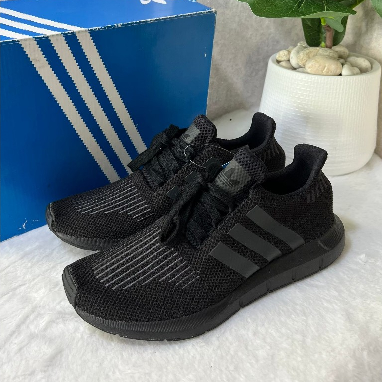 รองเท้าผ้าใบ Adidas Swift Run Triple Black US 5