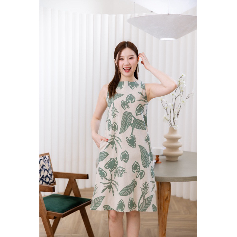 D25-005 : เดรสแขนกุด ผ้าลินินพิมพ์ลายใบไม้ สีธรรมชาติ คอกลม กระโปรงทรงปล่อย มีกระเป๋าข้างค่ะ