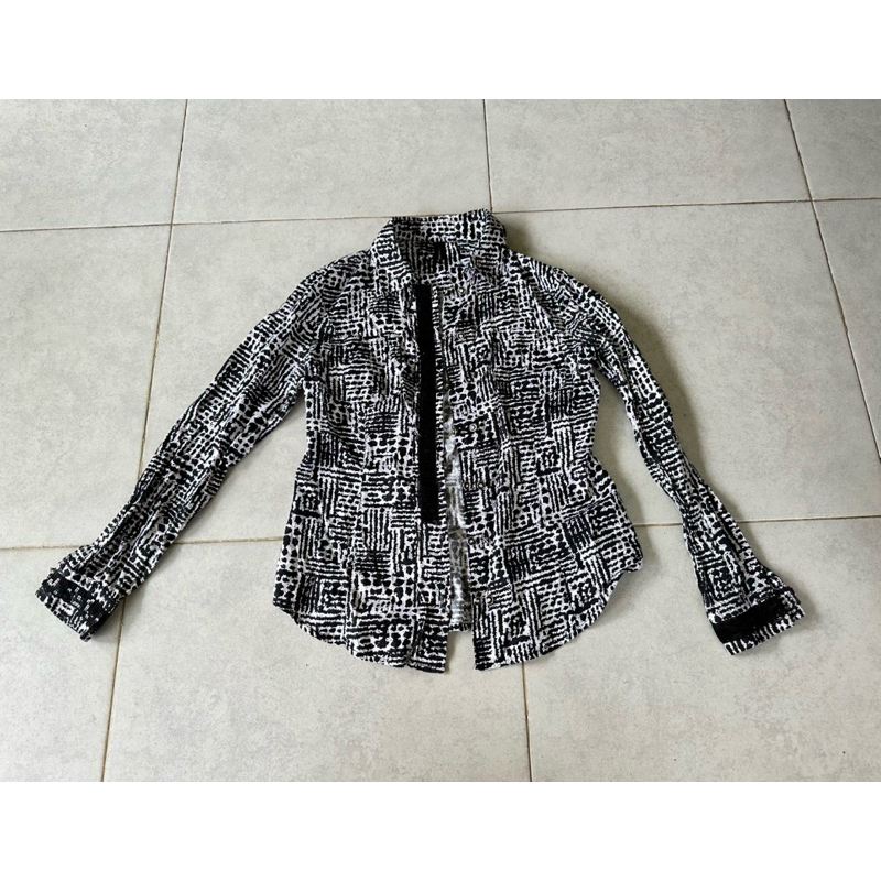 เสื้อเชิ้ตแขนยาวสีดำขาว คอปก กระดุมด้านหน้า size L ป้าย www. mocano. com