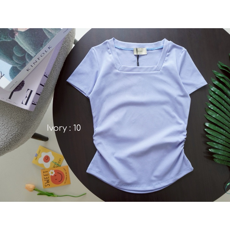 10-1 IVORY เสื้อยูนิโคล่ คอสี่เหลี่ยม หยุมข้าง เข้ารูป