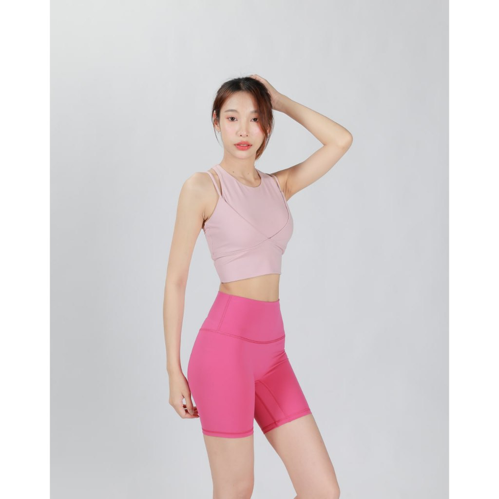 สปอร์ตบราเป็นดีไซน์สายไขว้หลัง สีชมาพู ผ้ายืดหยุ่นสูง รองรับการเคลื่อนไหวได้ดี