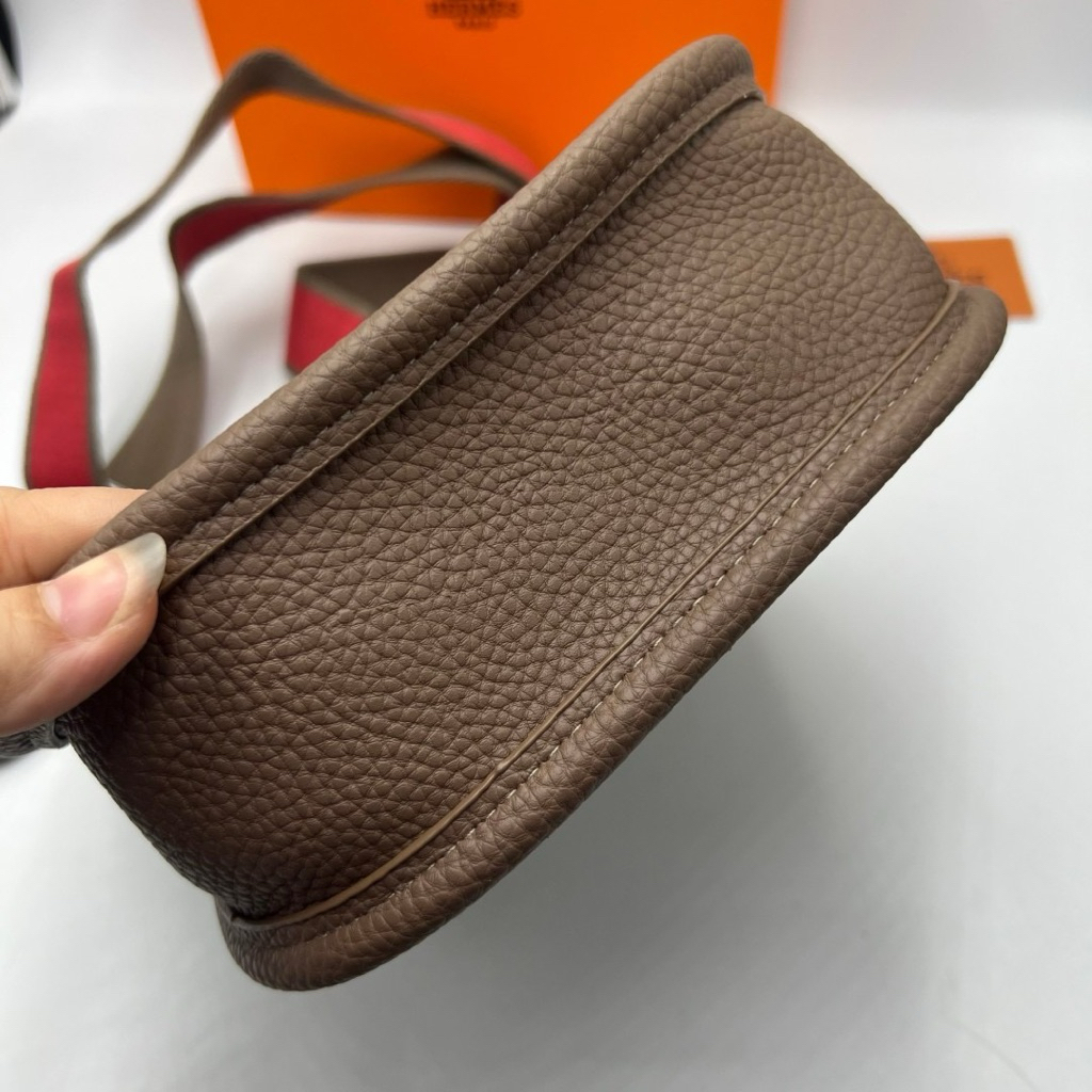 กระเป๋าสะพายข้าง ราคาโปรพิเศษแบบสายสปอร์ตสะพายได้ทั้งผู้หญิงผู้ชาย ขนาด 8 นิ้วสายยาวปรับได้งานสวยพร้อมกล่อง - รูปที่ 5