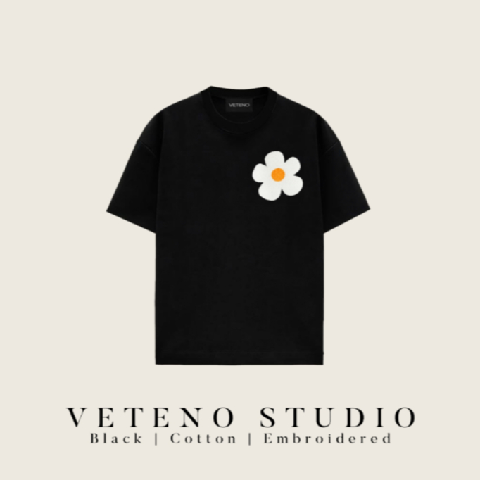 เสื้อยืดแขนสั้น VETENO STUDIO BLACK TSHIRT - WHITE DAISY