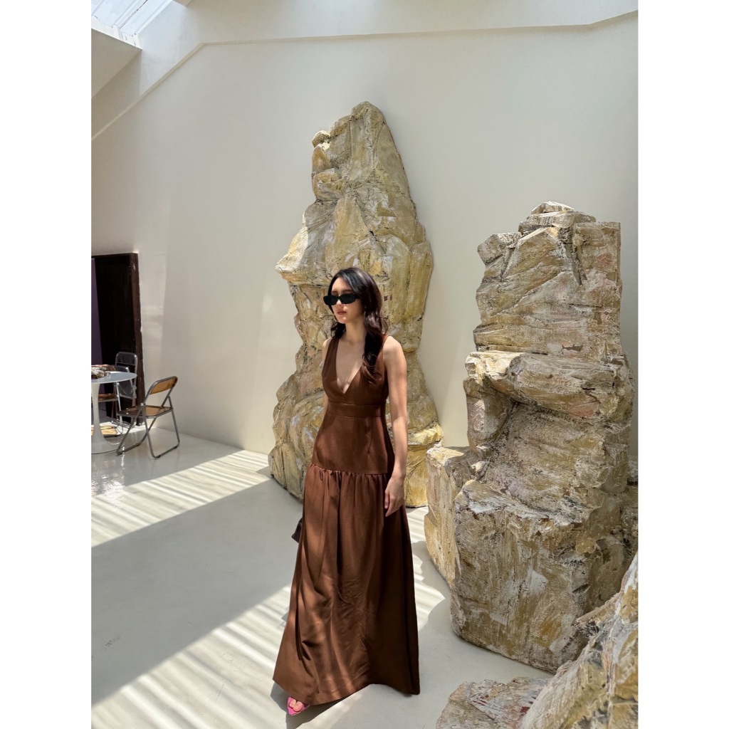 🔖ELF เดรสยาว คอวีหน้า-หลัง ใส่แล้วดูคอยาวผอม ช่วงกระโปรงจับจับรอบ เนื้อผ้านิ่ม ใส่สบาย มีซับใน - รูปที่ 4