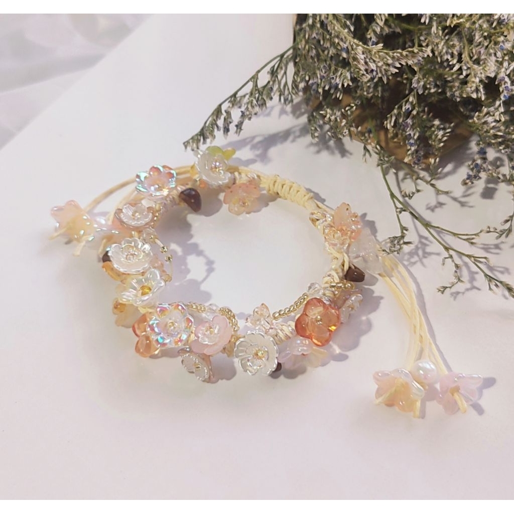 กำไลเชือกถัก งานดอกไม้ งานแฮนด์เมด 100% / กำไลลูกปัด / สร้อยข้อมือ /ของขวัญปัจฉิม ลูกปัด /กำไลเชือกเ
