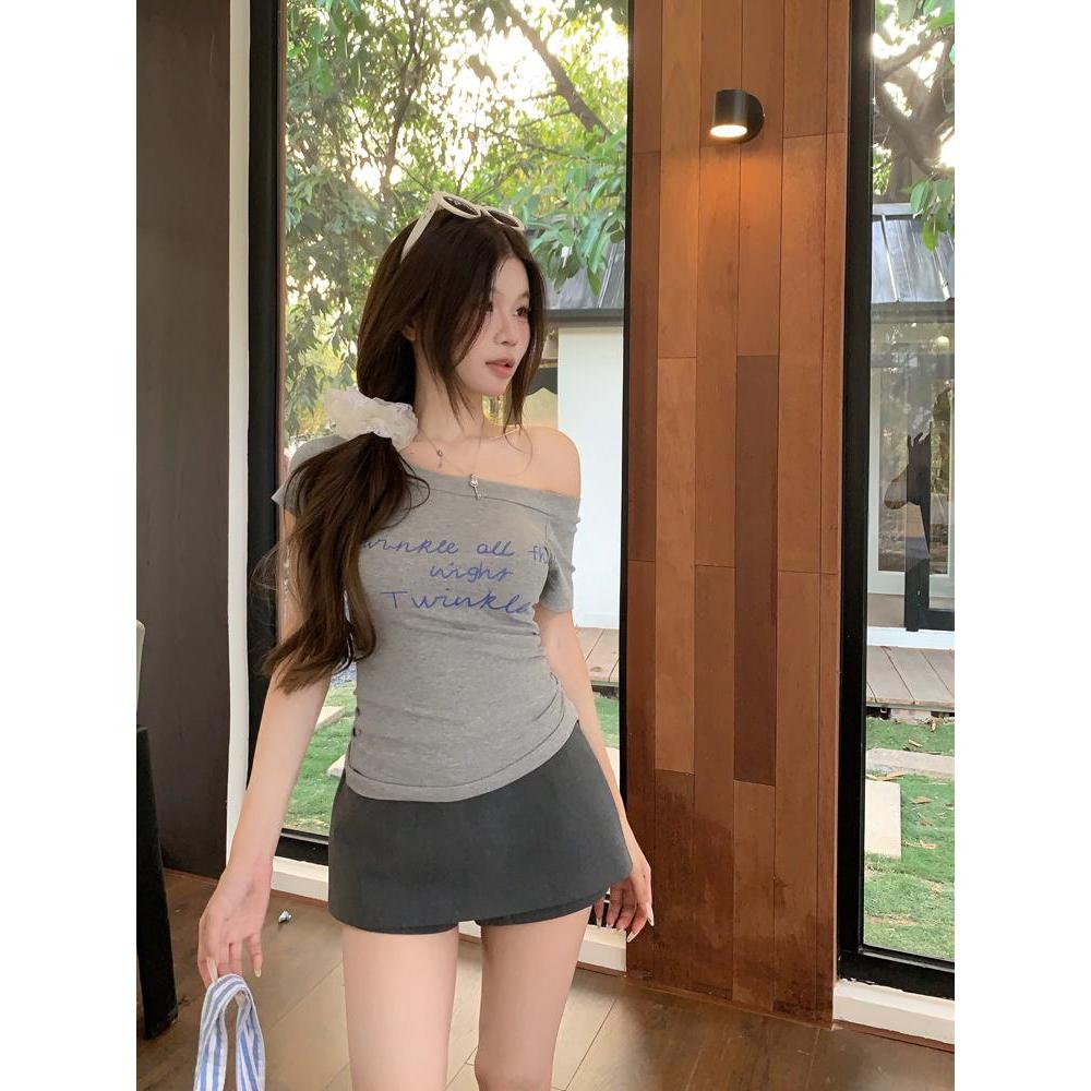 เสื้อยืด เสื้อครอป ไหล่เอียง อักษรสวย เเฟชั่นเซ็กซี่#92319 รูปที่ 4