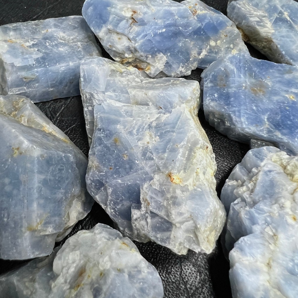 หินแคลไซต์สีฟ้า (Blue Calcite) ก้อนดิบ  เลือกก้อนได้  แร่หายาก จากธรรมชาติ